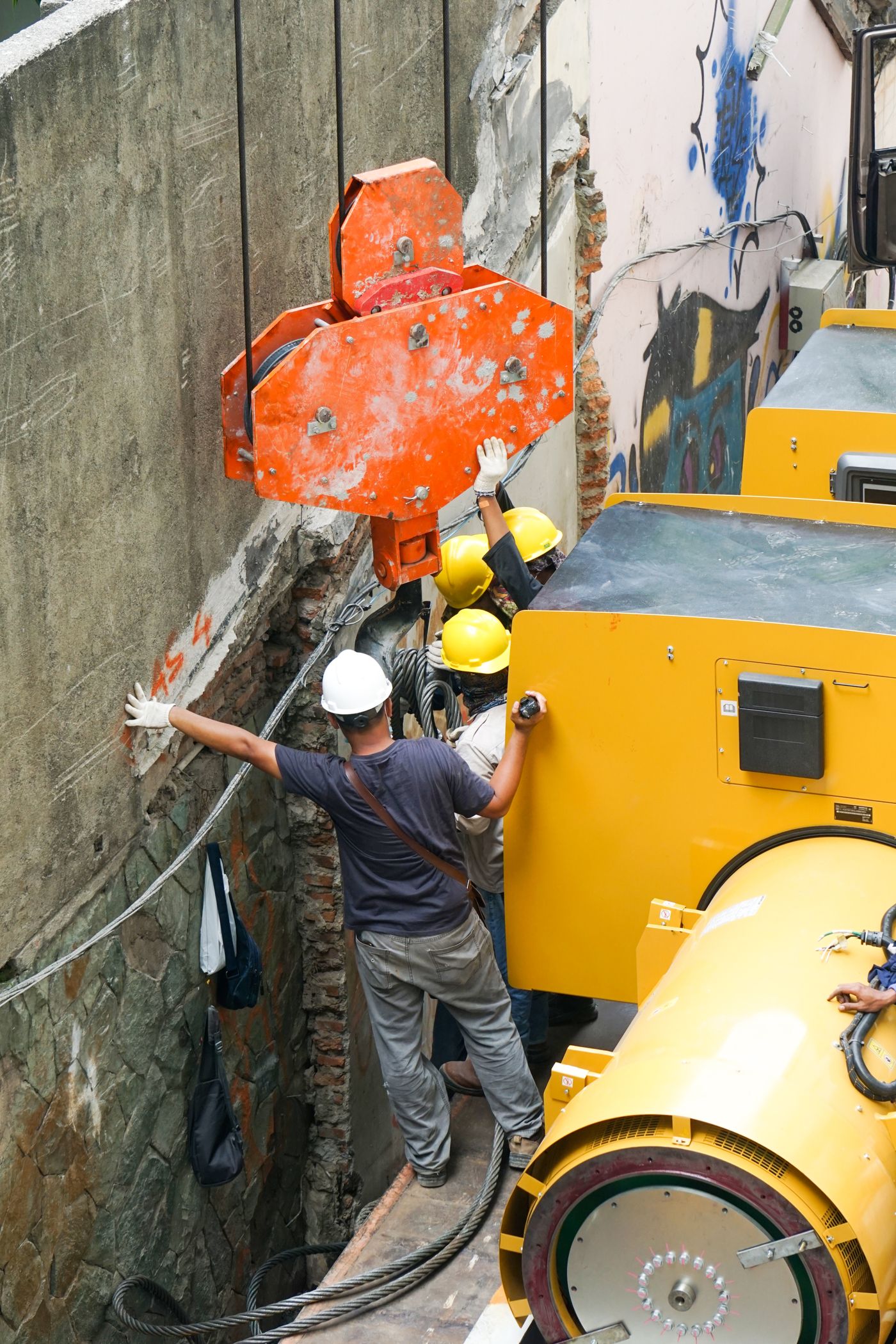 ヘルメットを着けて建設現場で作業する技能者